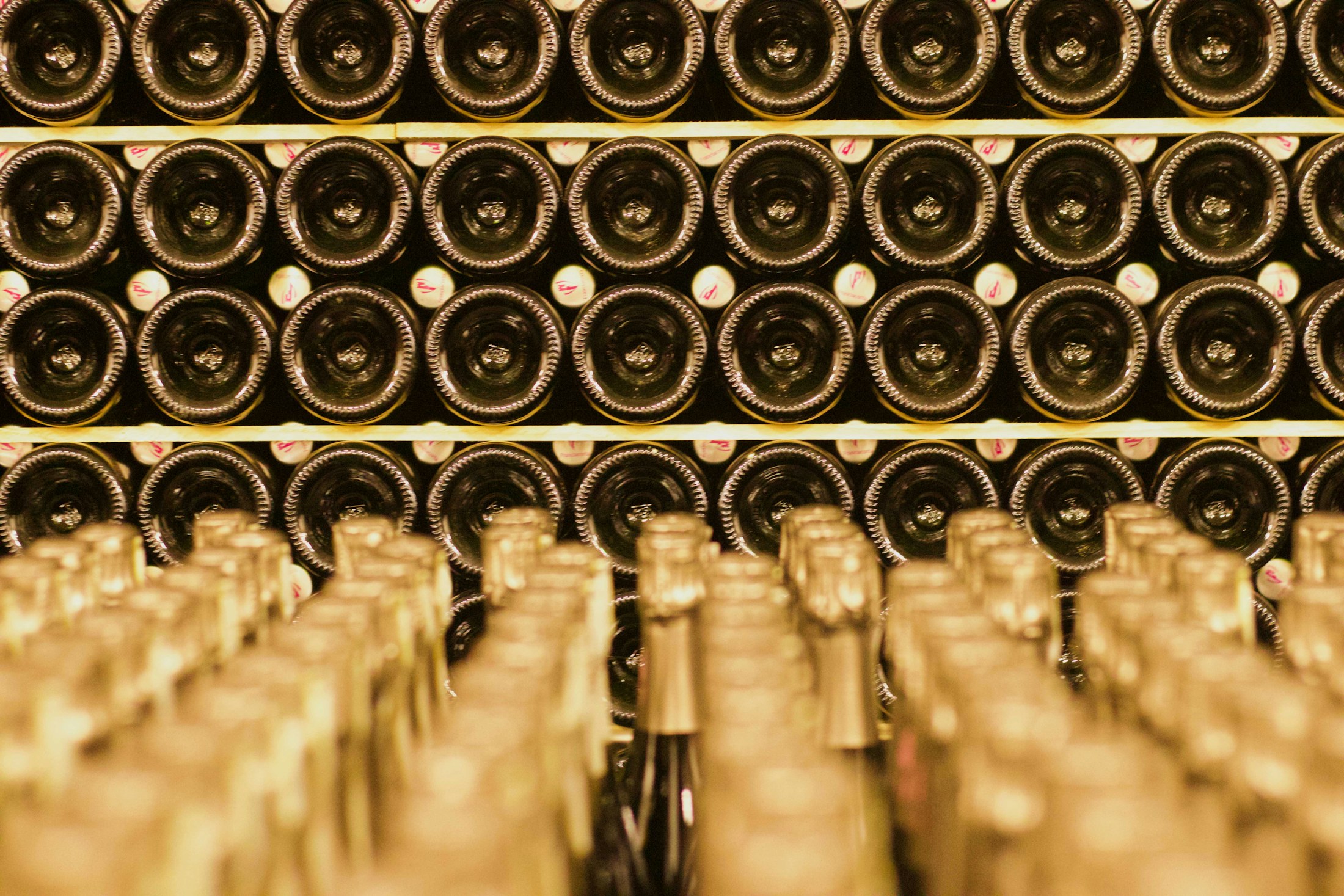 Flaschen in einem Weinkeller